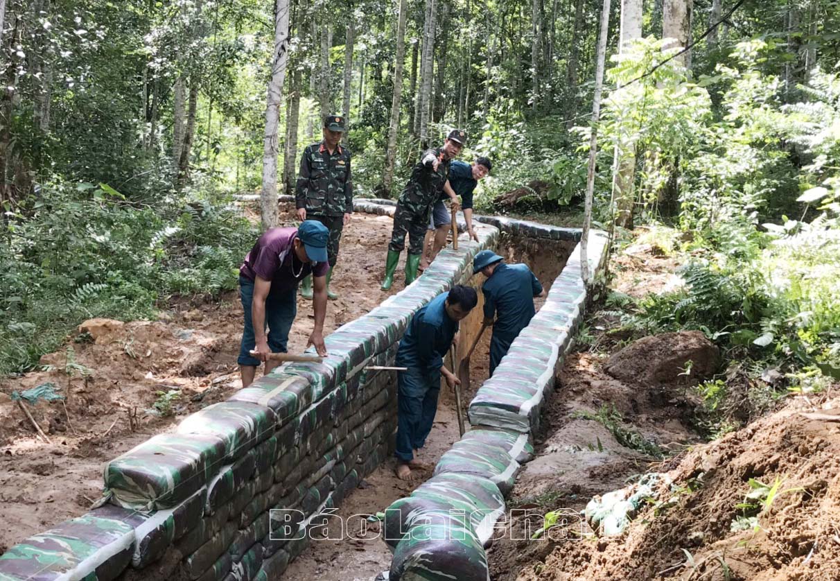 Lãnh đạo Ban Chỉ huy Quân sự huyện Phong Thổ kiểm tra khu vực xây dựng các tuyến giao thông hào nối liền giữa các hầm.